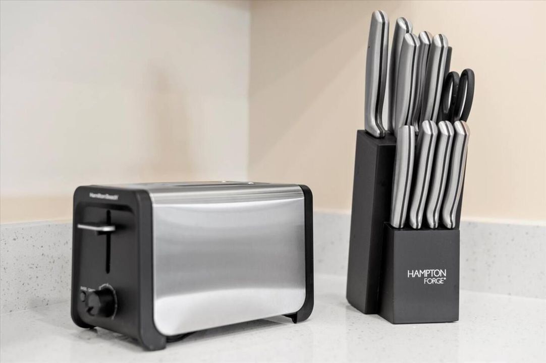 For Rent: $1,200 (1 beds, 1 baths, 2700 Square Feet)