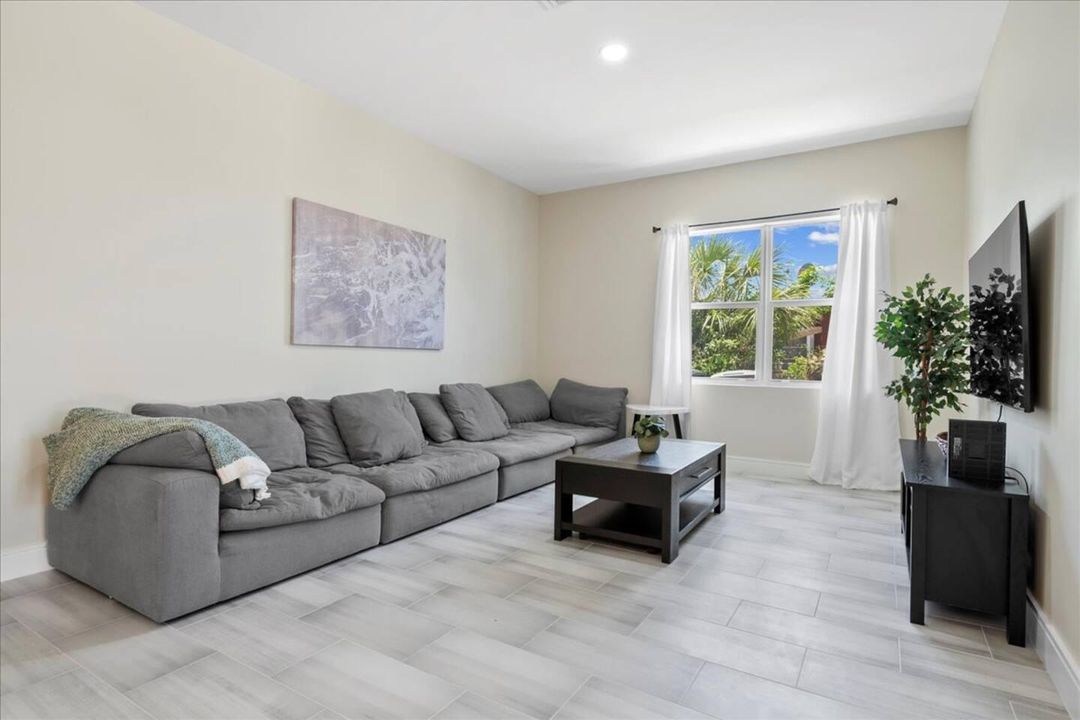 For Rent: $1,200 (1 beds, 1 baths, 2700 Square Feet)