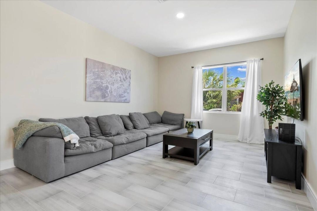 For Rent: $1,200 (1 beds, 1 baths, 2700 Square Feet)