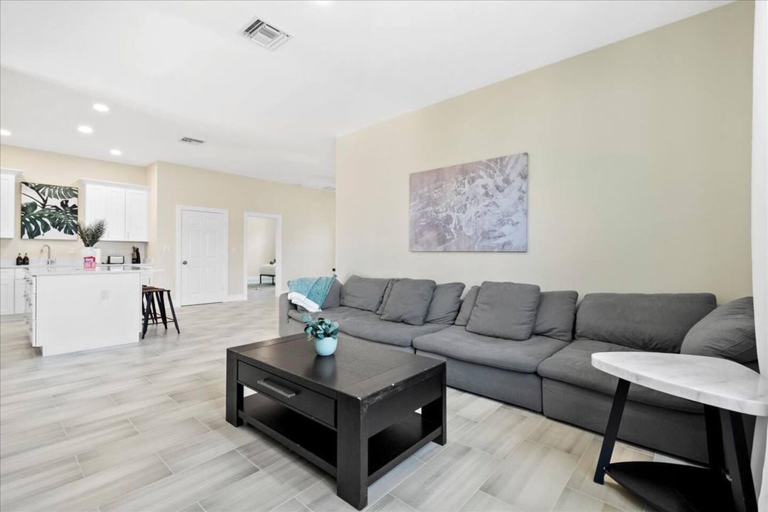 For Rent: $1,200 (1 beds, 1 baths, 2700 Square Feet)