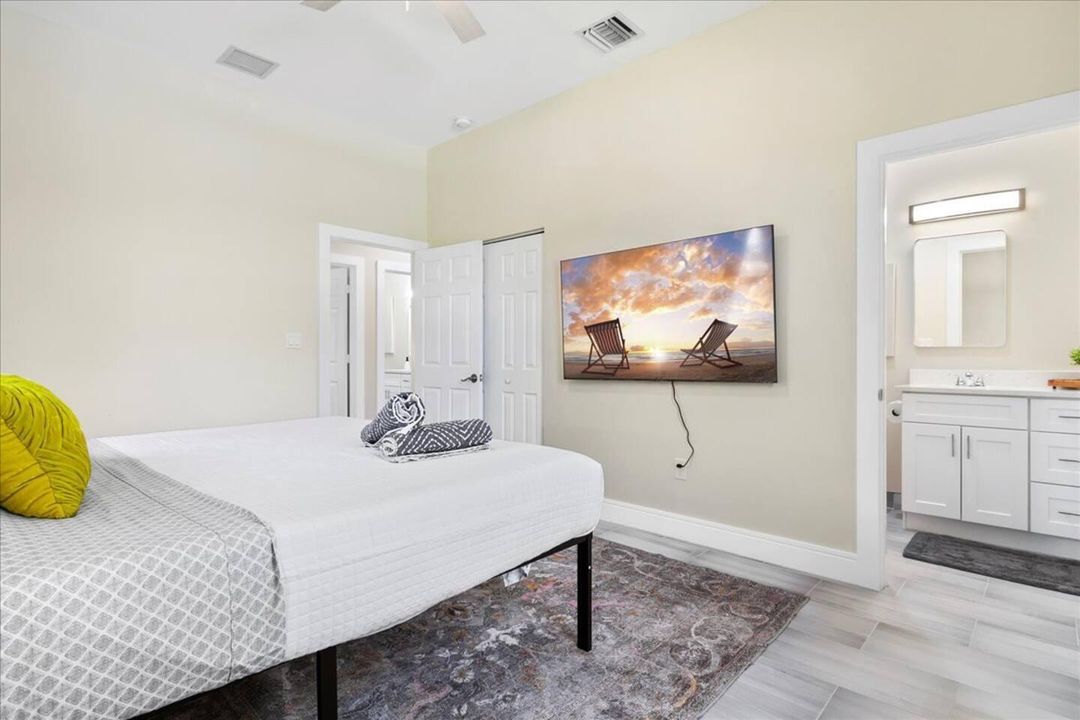 For Rent: $1,200 (1 beds, 1 baths, 2700 Square Feet)