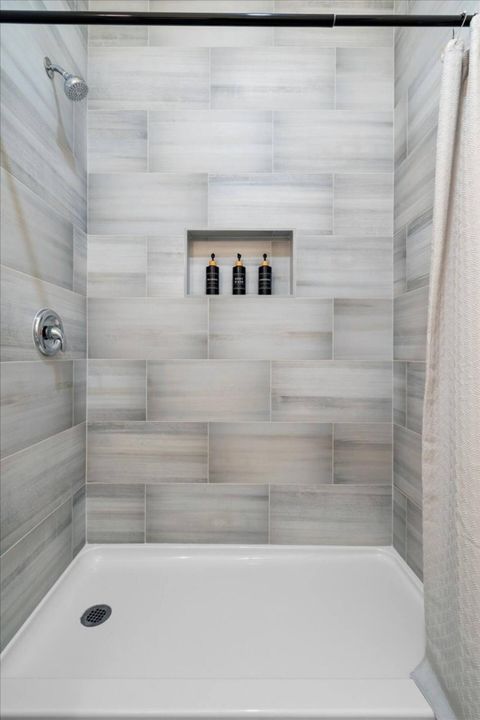 For Rent: $1,200 (1 beds, 1 baths, 2700 Square Feet)