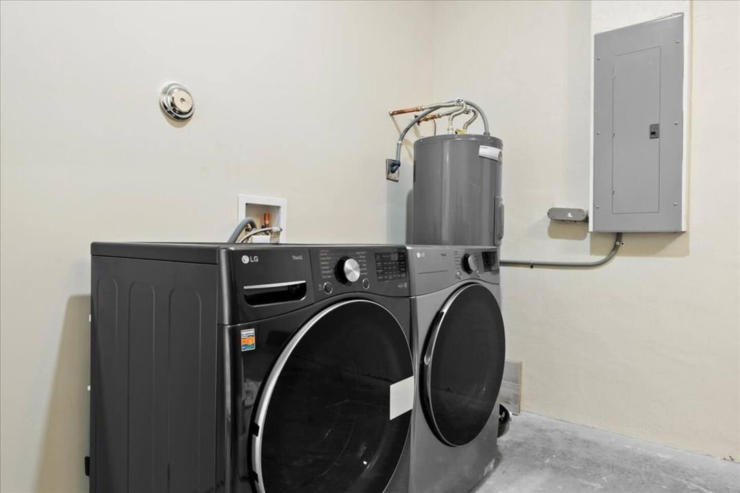 For Rent: $1,200 (1 beds, 1 baths, 2700 Square Feet)