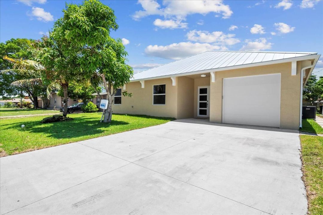 For Rent: $1,200 (1 beds, 1 baths, 2700 Square Feet)