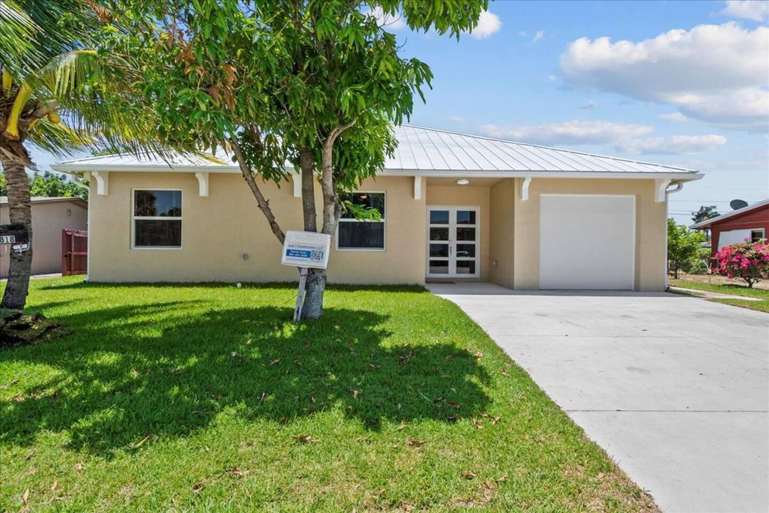 For Rent: $1,200 (1 beds, 1 baths, 2700 Square Feet)