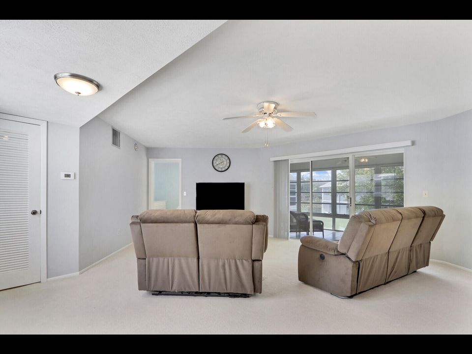 合同活跃: $180,000 (2 贝兹, 2 浴室, 1200 平方英尺)