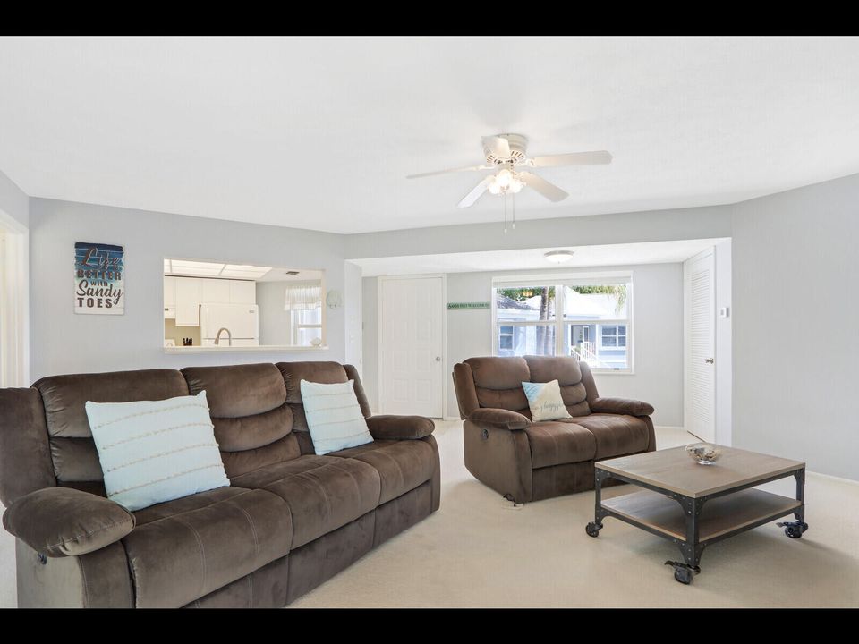 合同活跃: $180,000 (2 贝兹, 2 浴室, 1200 平方英尺)