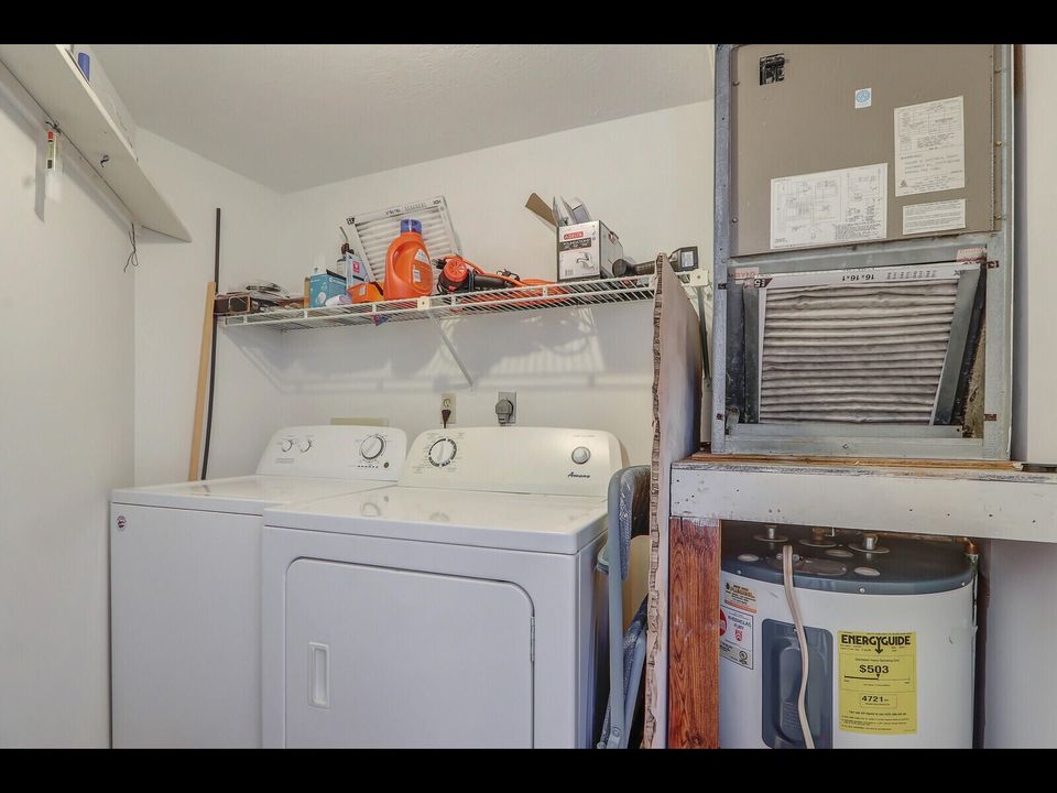 合同活跃: $180,000 (2 贝兹, 2 浴室, 1200 平方英尺)