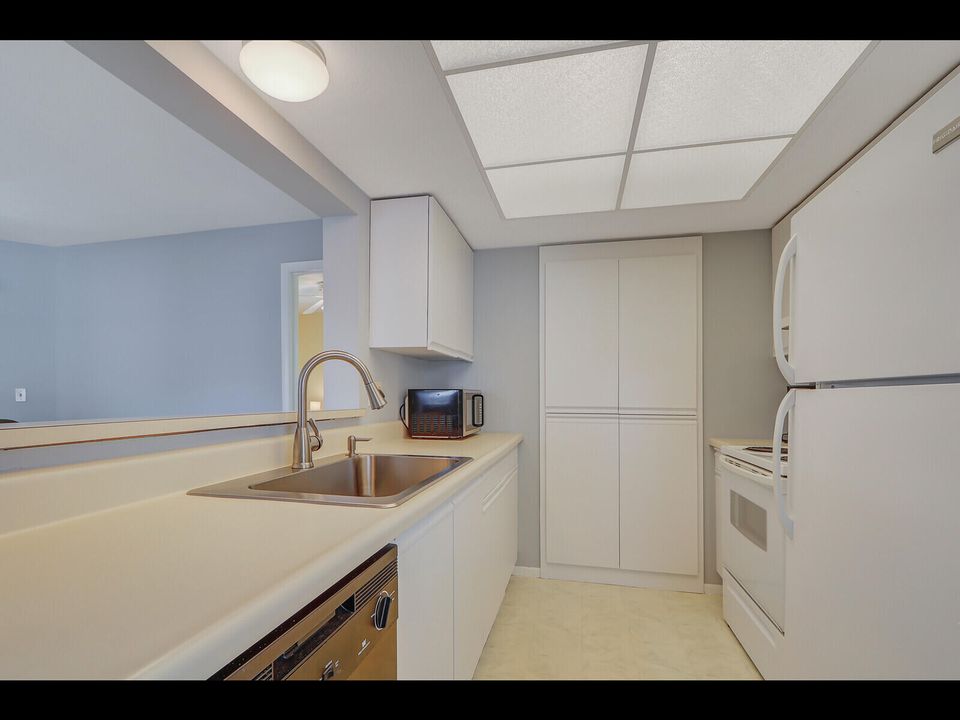 合同活跃: $180,000 (2 贝兹, 2 浴室, 1200 平方英尺)