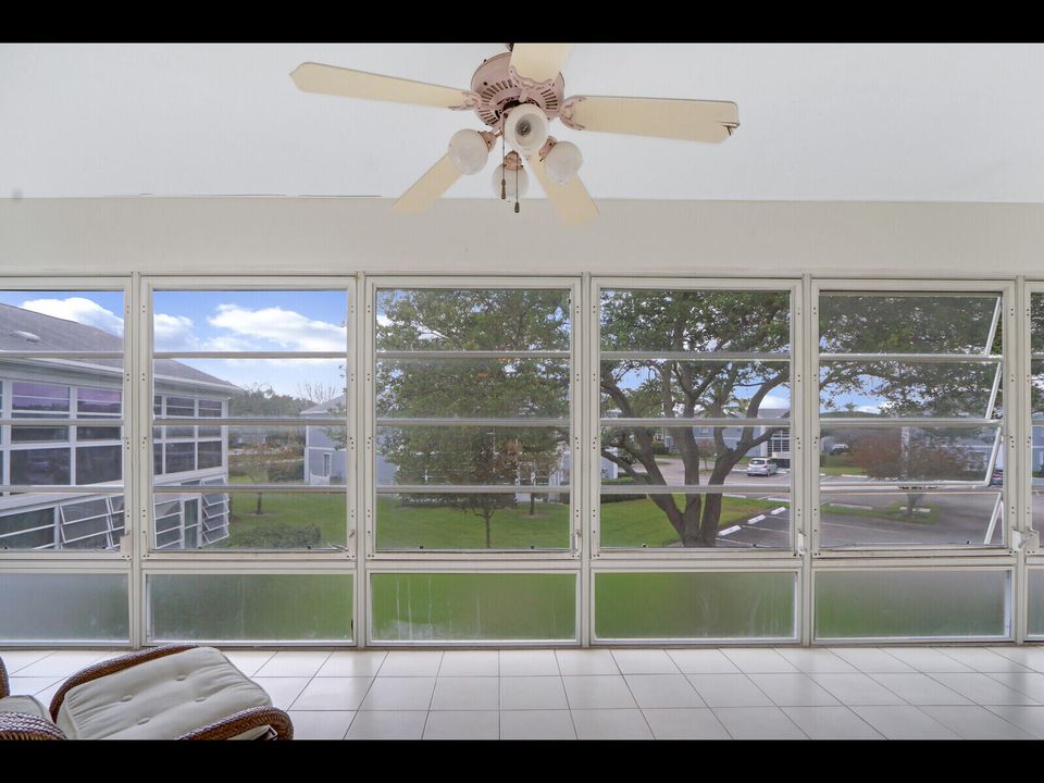 合同活跃: $180,000 (2 贝兹, 2 浴室, 1200 平方英尺)