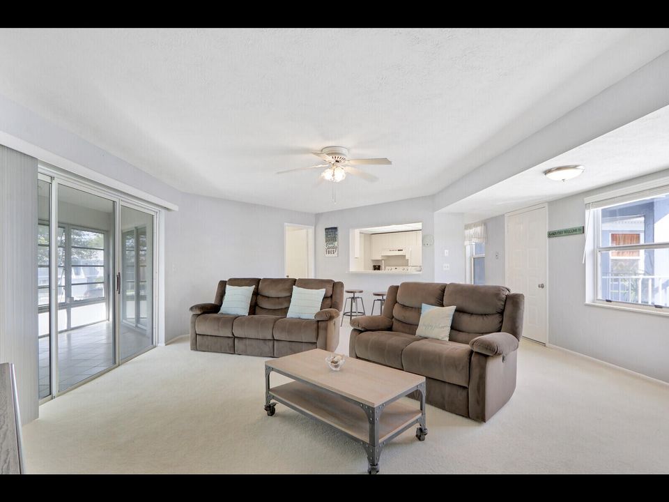 合同活跃: $180,000 (2 贝兹, 2 浴室, 1200 平方英尺)