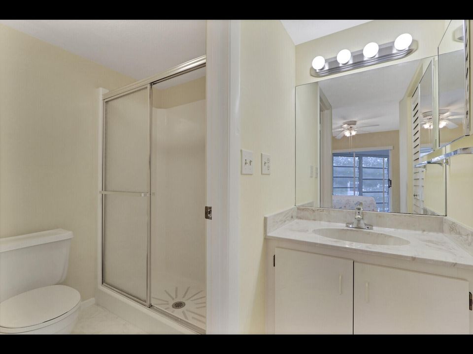 合同活跃: $180,000 (2 贝兹, 2 浴室, 1200 平方英尺)