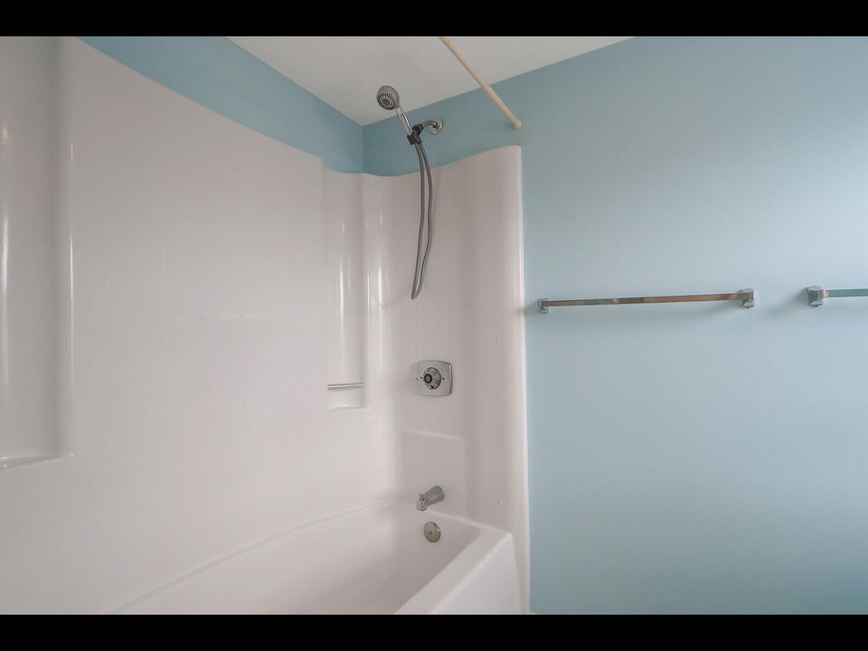 合同活跃: $180,000 (2 贝兹, 2 浴室, 1200 平方英尺)