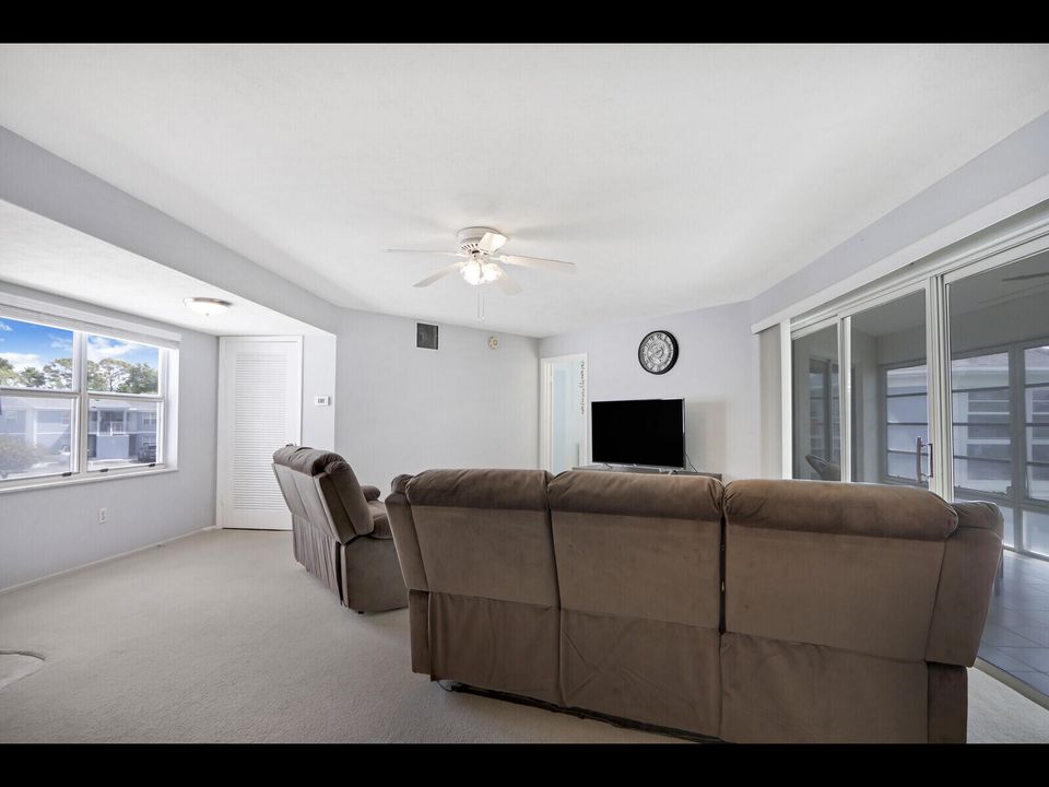 合同活跃: $180,000 (2 贝兹, 2 浴室, 1200 平方英尺)