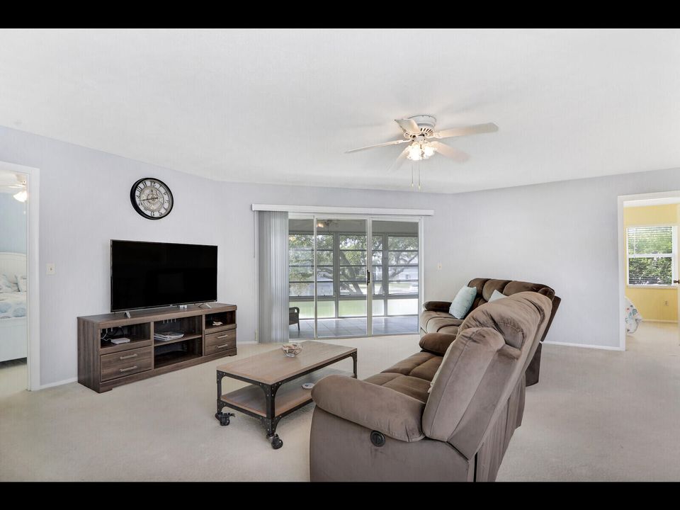 合同活跃: $180,000 (2 贝兹, 2 浴室, 1200 平方英尺)