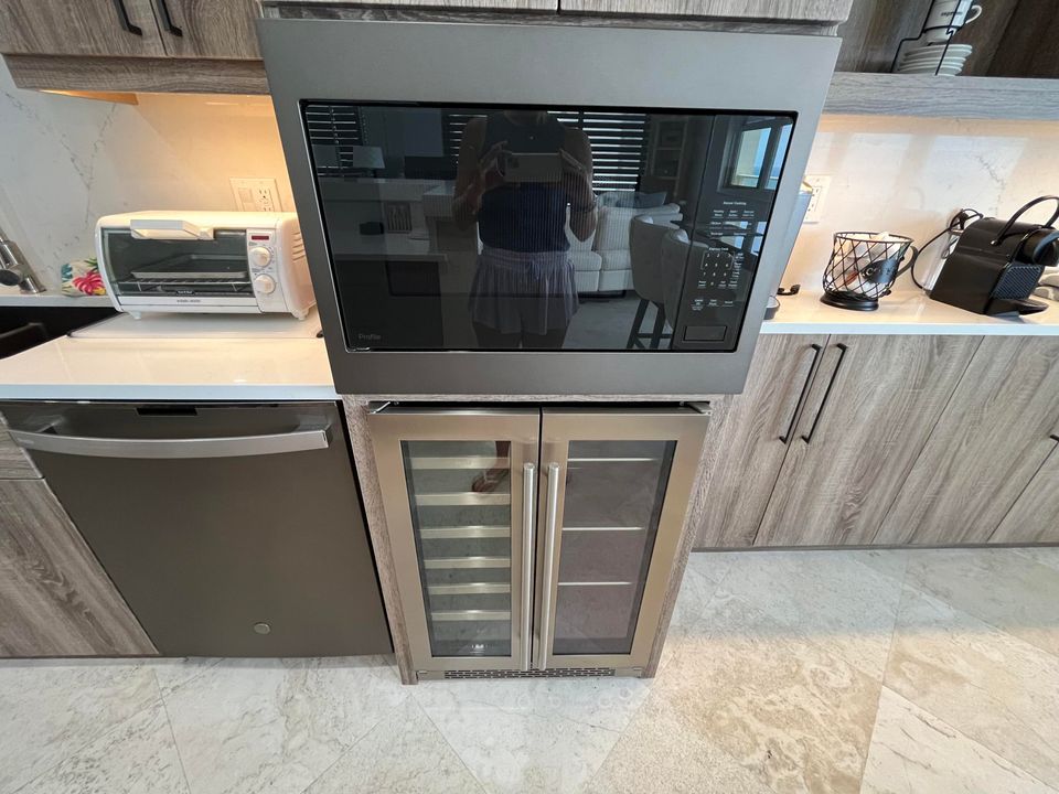 合同活跃: $6,500 (2 贝兹, 2 浴室, 1400 平方英尺)