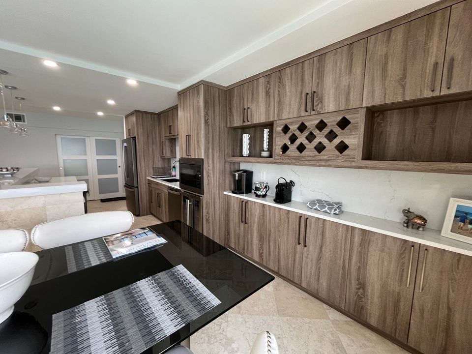 合同活跃: $6,500 (2 贝兹, 2 浴室, 1400 平方英尺)