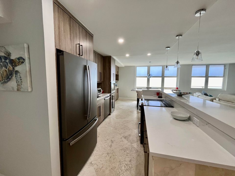 合同活跃: $6,500 (2 贝兹, 2 浴室, 1400 平方英尺)