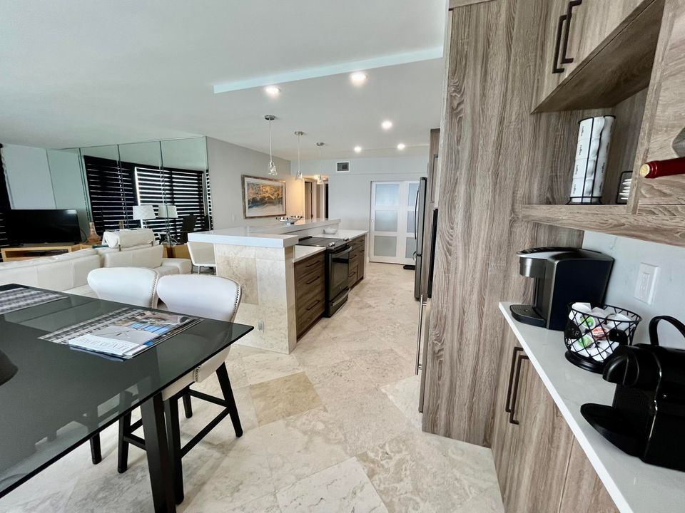 合同活跃: $6,500 (2 贝兹, 2 浴室, 1400 平方英尺)