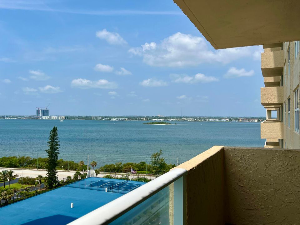 合同活跃: $6,500 (2 贝兹, 2 浴室, 1400 平方英尺)