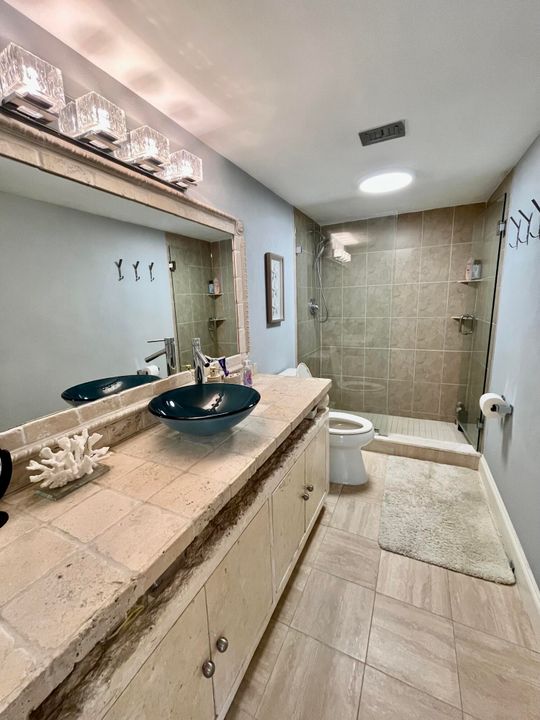 合同活跃: $6,500 (2 贝兹, 2 浴室, 1400 平方英尺)