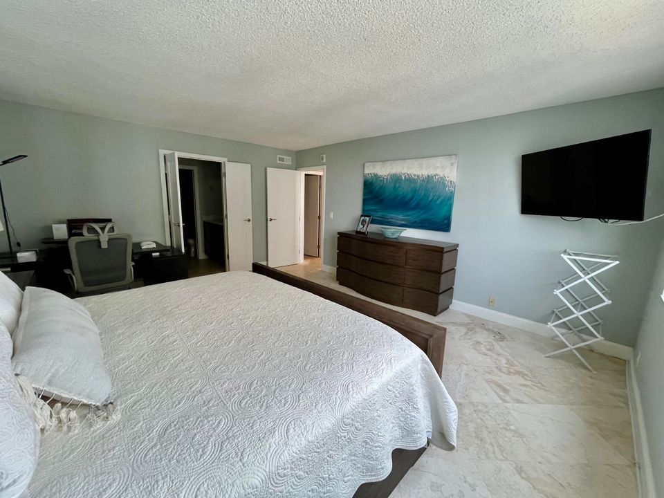 合同活跃: $6,500 (2 贝兹, 2 浴室, 1400 平方英尺)