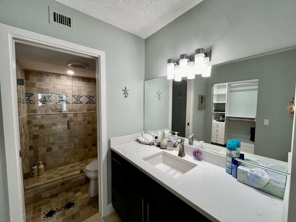 合同活跃: $6,500 (2 贝兹, 2 浴室, 1400 平方英尺)