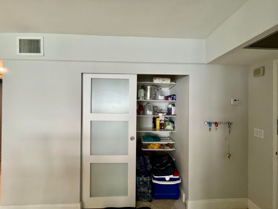 合同活跃: $6,500 (2 贝兹, 2 浴室, 1400 平方英尺)