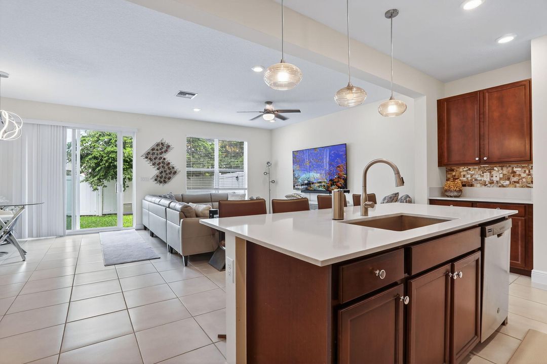 待售: $479,000 (2 贝兹, 2 浴室, 1494 平方英尺)