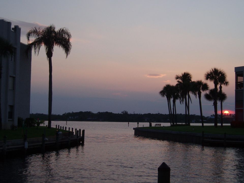 For Sale: $379,000 (2 beds, 2 baths, 1281 Square Feet)