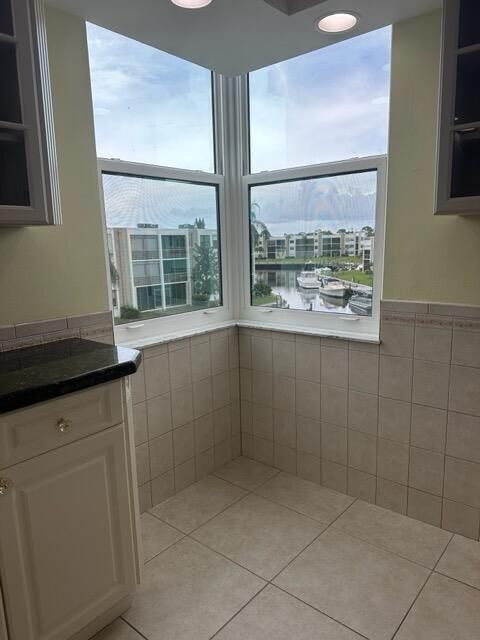 For Sale: $379,000 (2 beds, 2 baths, 1281 Square Feet)
