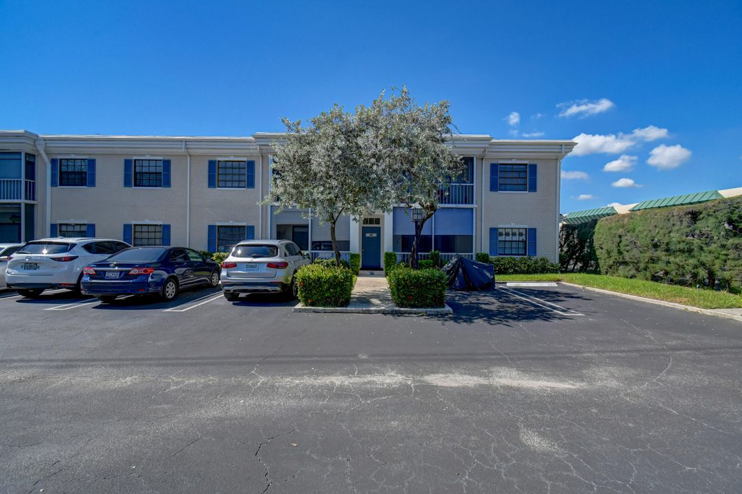 For Sale: $185,000 (1 beds, 1 baths, 667 Square Feet)