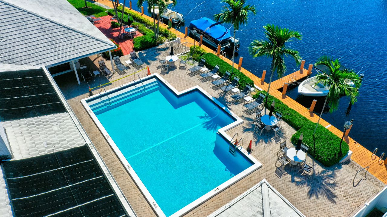 For Sale: $185,000 (1 beds, 1 baths, 667 Square Feet)