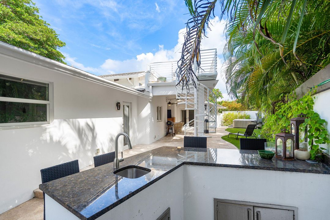 На продажу: $1,900,000 (3 спален, 2 ванн, 1810 Квадратных фут)