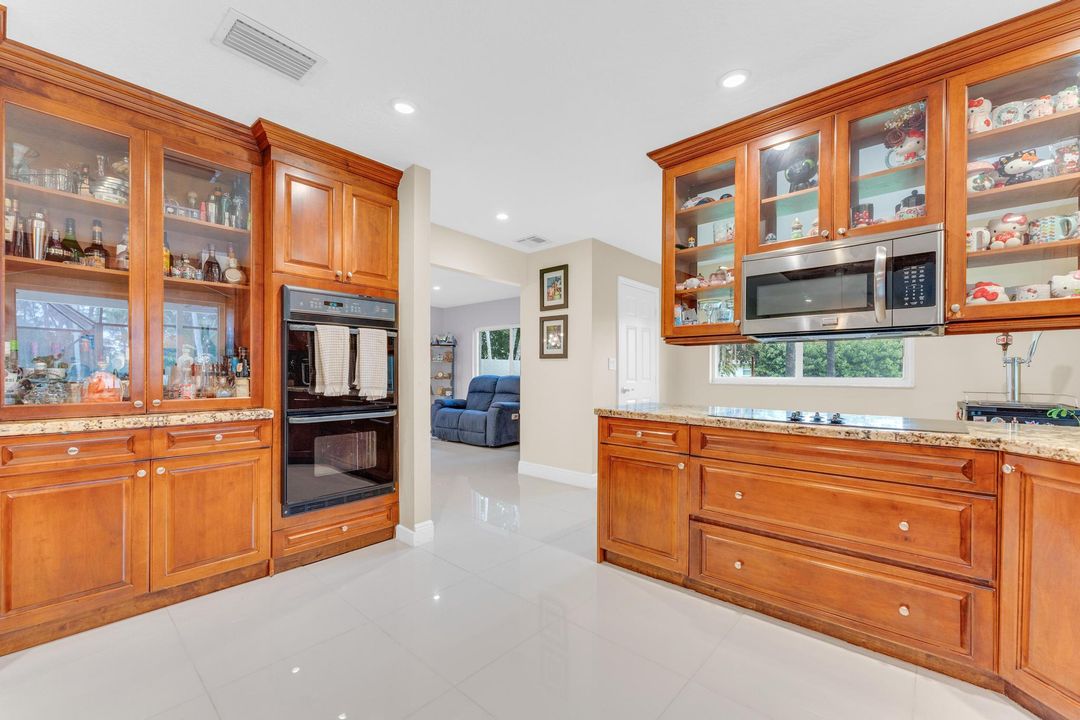 For Sale: $1,100,000 (4 beds, 2 baths, 2723 Square Feet)