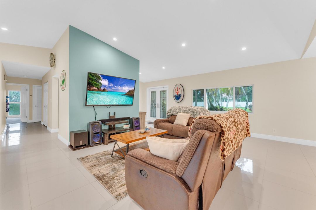 For Sale: $1,100,000 (4 beds, 2 baths, 2723 Square Feet)