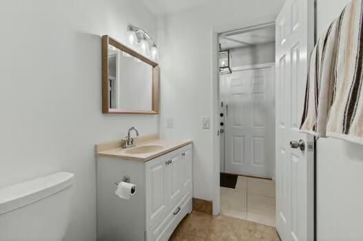 Active With Contract: $229,000 (2 beds, 2 baths, 1114 Square Feet)