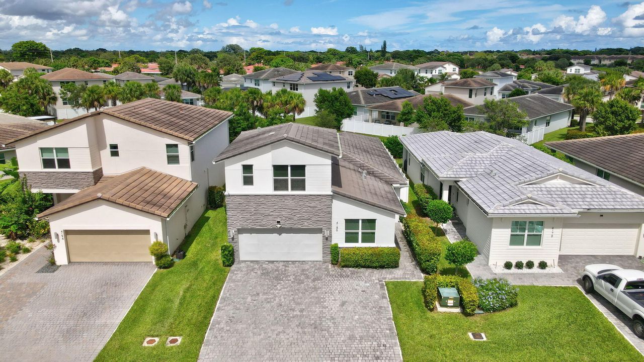 Activo con contrato: $710,000 (4 camas, 3 baños, 2179 Pies cuadrados)