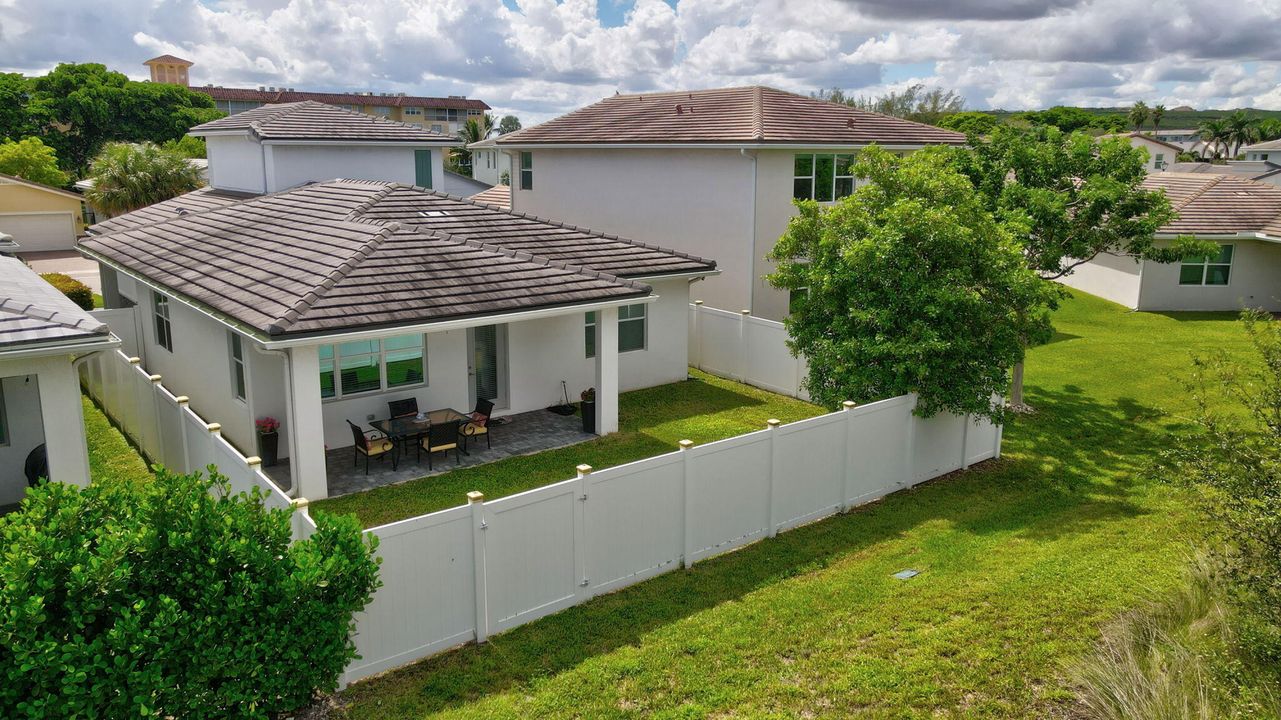 Activo con contrato: $710,000 (4 camas, 3 baños, 2179 Pies cuadrados)