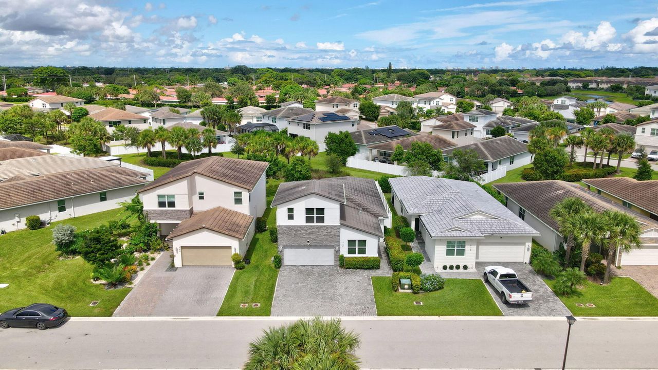 Activo con contrato: $710,000 (4 camas, 3 baños, 2179 Pies cuadrados)