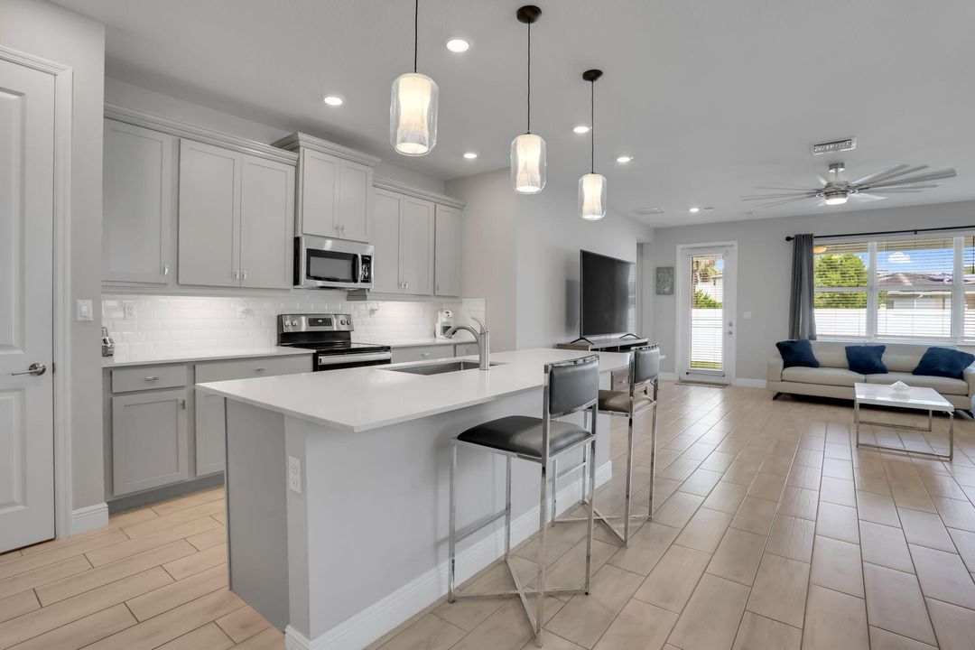 Activo con contrato: $710,000 (4 camas, 3 baños, 2179 Pies cuadrados)