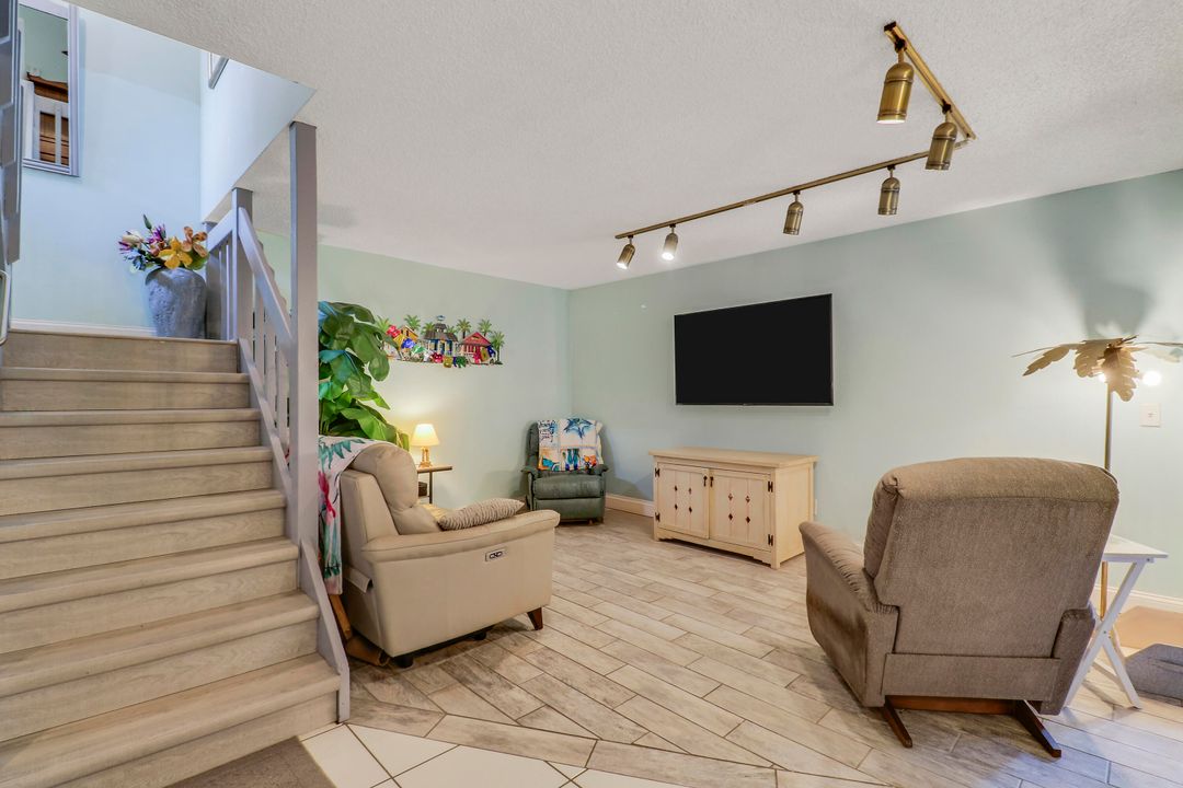 待售: $295,000 (2 贝兹, 2 浴室, 1284 平方英尺)