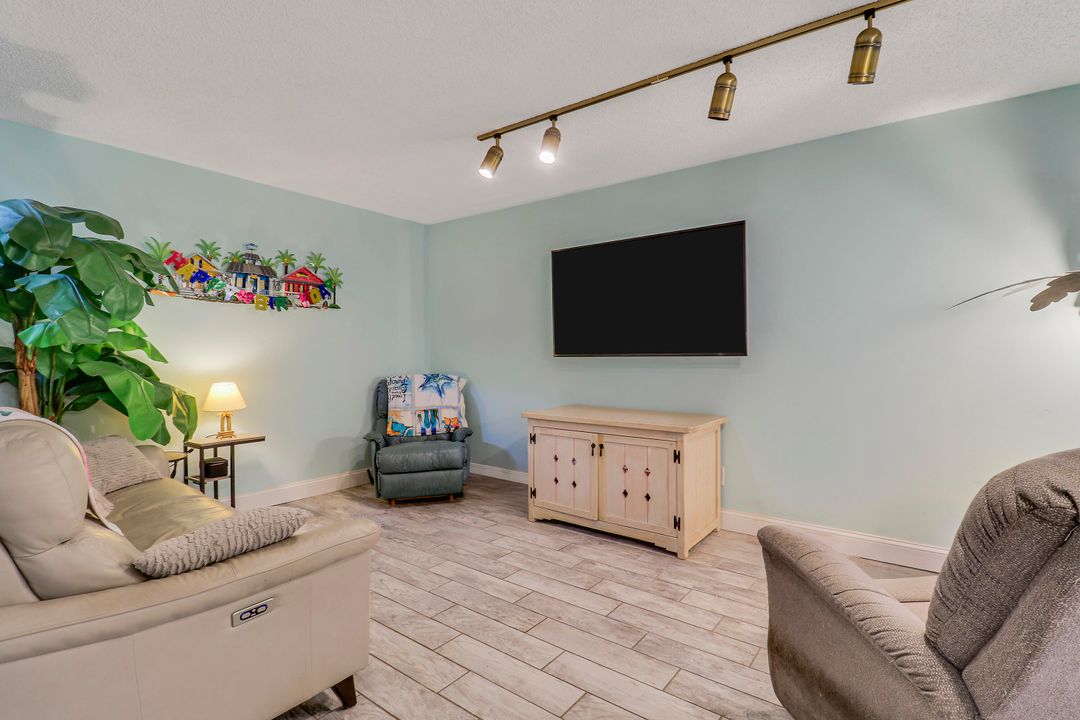 待售: $295,000 (2 贝兹, 2 浴室, 1284 平方英尺)