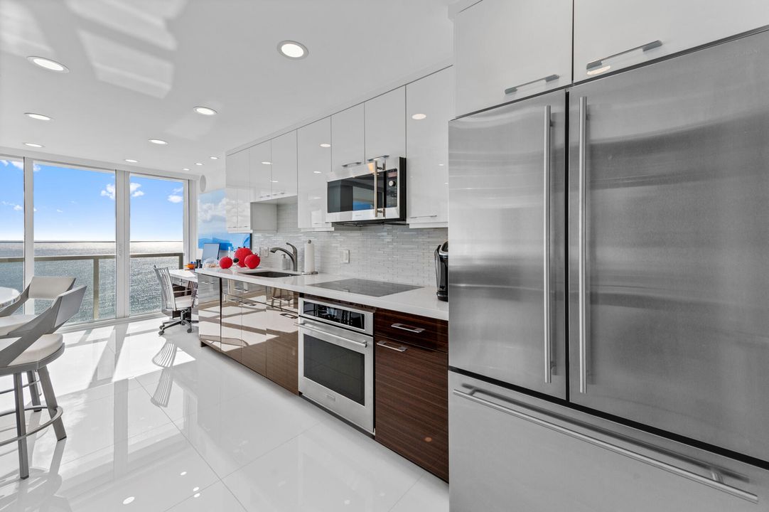 For Sale: $1,995,000 (2 beds, 2 baths, 1423 Square Feet)