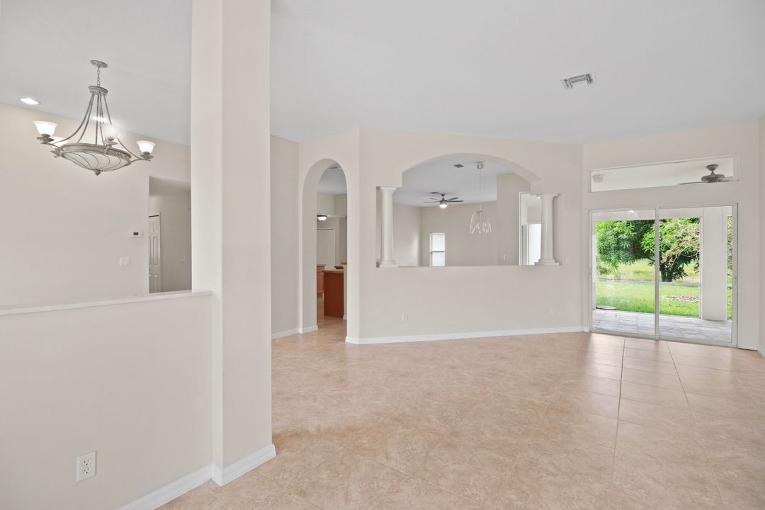 合同活跃: $2,800 (4 贝兹, 3 浴室, 2439 平方英尺)