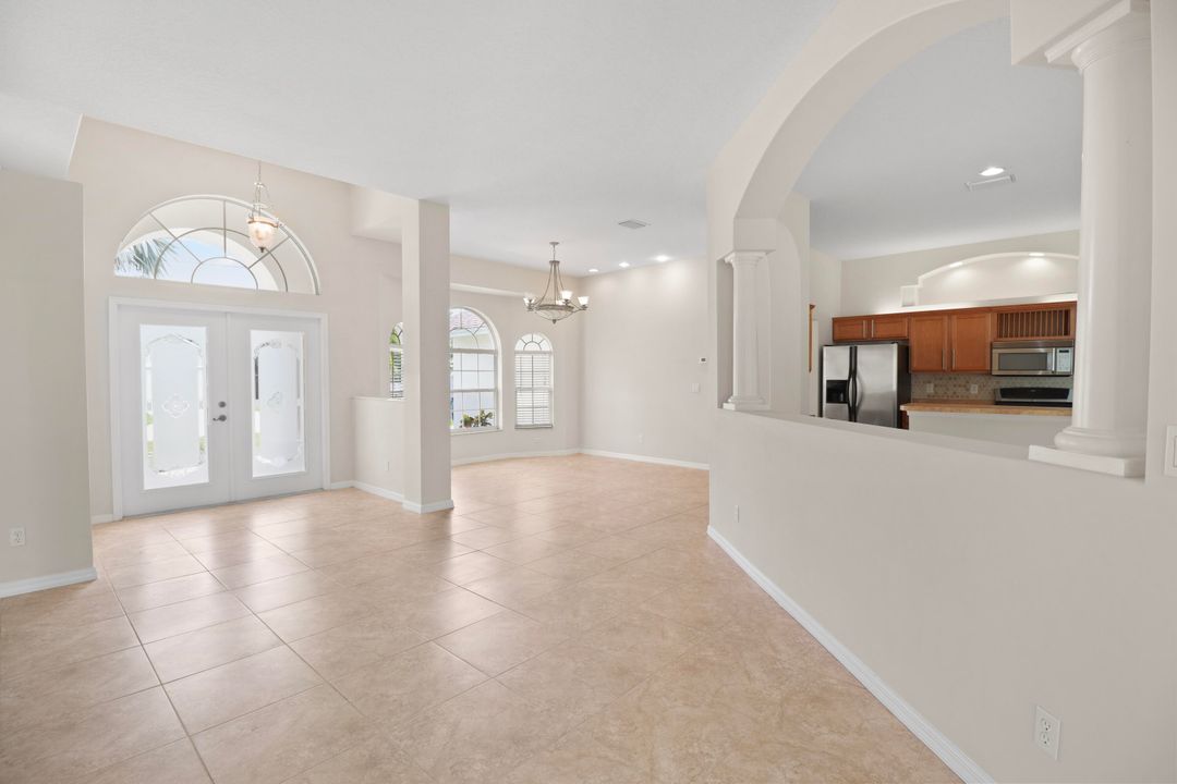 合同活跃: $2,800 (4 贝兹, 3 浴室, 2439 平方英尺)