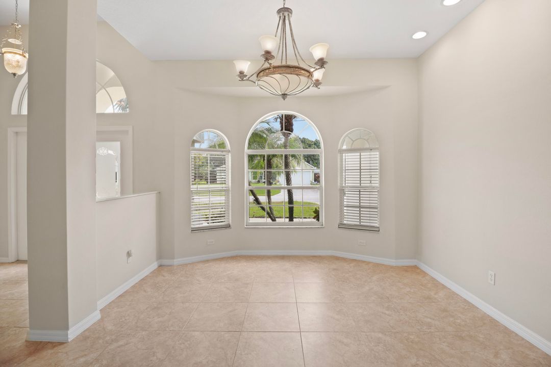 合同活跃: $2,800 (4 贝兹, 3 浴室, 2439 平方英尺)