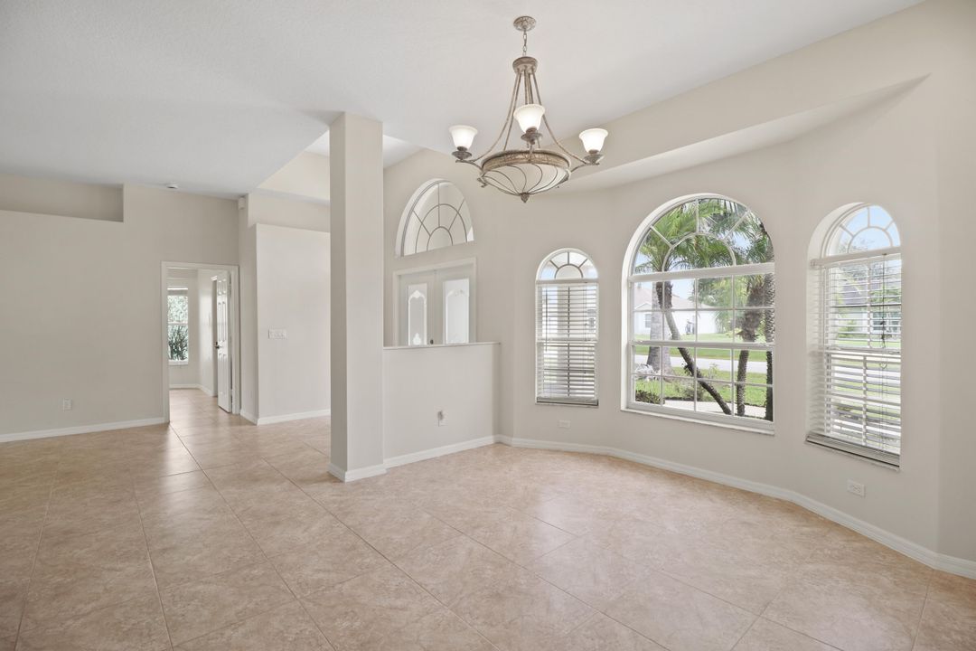 合同活跃: $2,800 (4 贝兹, 3 浴室, 2439 平方英尺)