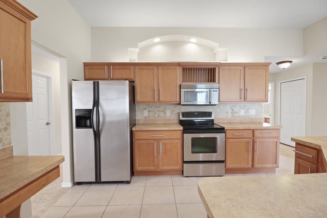 合同活跃: $2,800 (4 贝兹, 3 浴室, 2439 平方英尺)