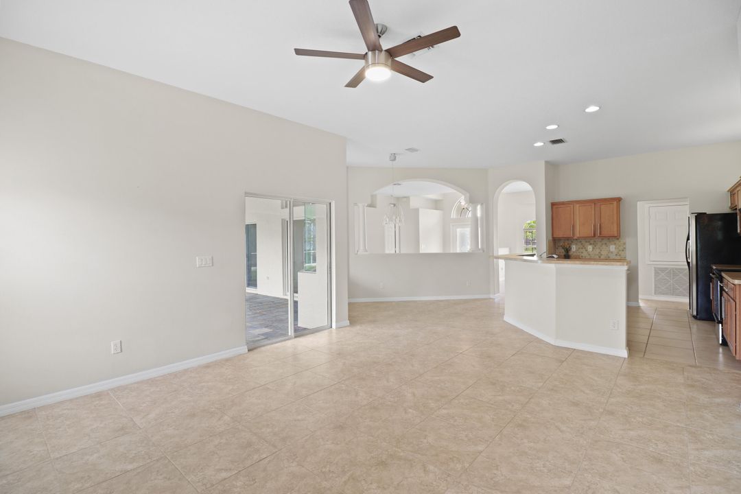 合同活跃: $2,800 (4 贝兹, 3 浴室, 2439 平方英尺)